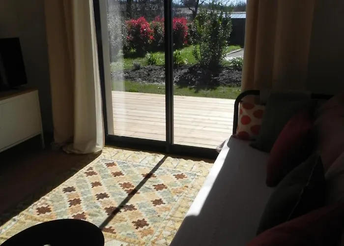 Dependance Chateau Le Clouet A 15min De Bordeaux Semesterbostad Pompignac